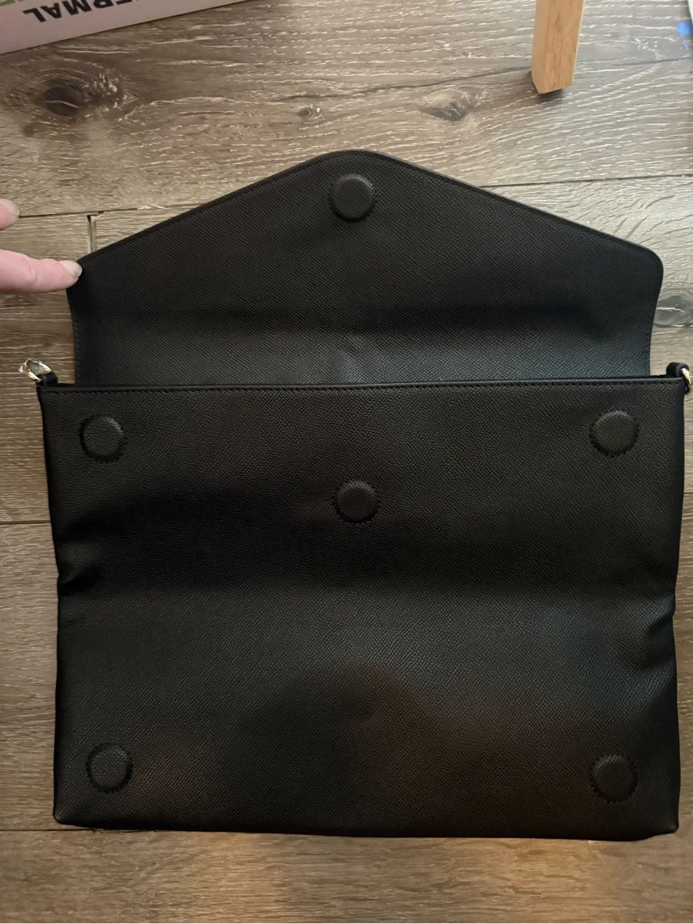 lab top carrying case, magnetic closure
